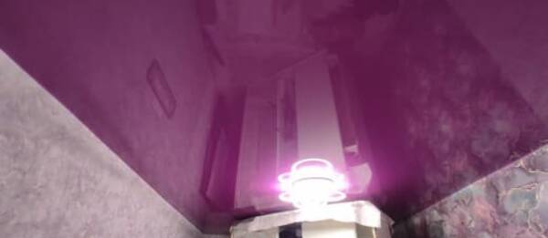 Натяжной потолок в квартиру-студию фиолетовый глянец